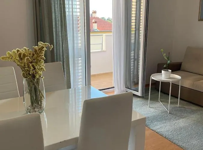 Branka Kustura * 赫瓦尔